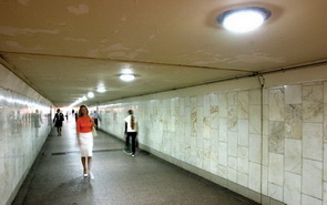 Установка светильников ДВУ-25 для освещения подземного перехода около станции метро «Рижская» 
